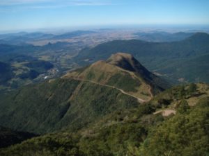 Vista geral de uma área junto à escarpa da Serra Geral